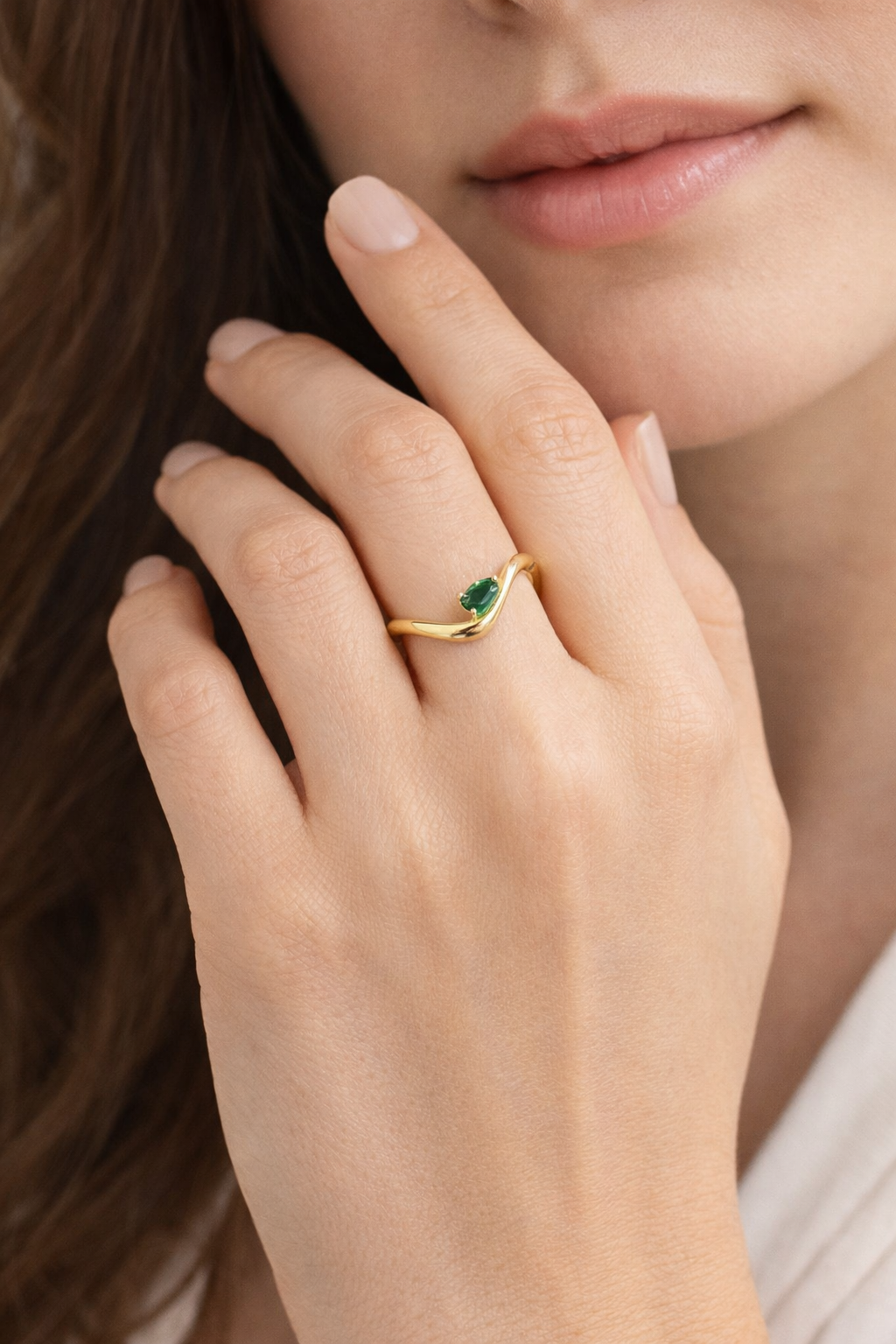 Anel esmeralda gota curvado ouro 18k